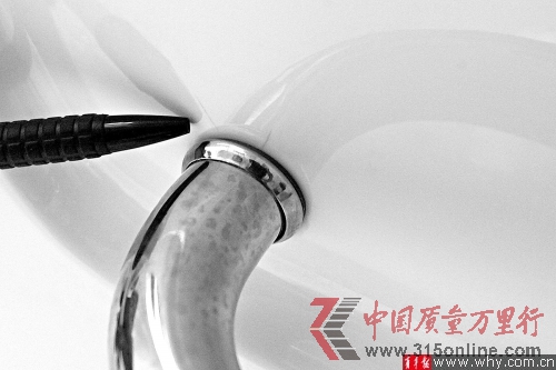 笔尖所指处可见两道裂痕。 笔尖所指处可见两道裂痕。