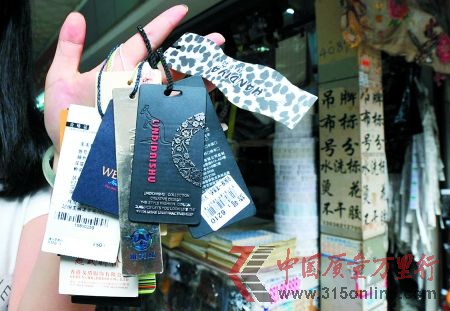 这些吊牌大都内容简略,做工粗糙。(图片来源:重庆商报 记者 吴珊 摄)