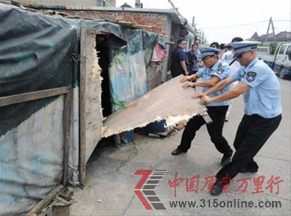 执法人员拆除加工窝棚 执法人员拆除加工窝棚