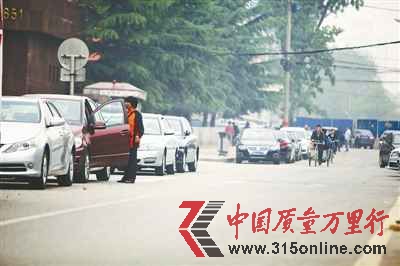 在北京的不少地方,活跃着没有统一制服的“黑停车收费员” 周岗峰 摄 在北京的不少地方,活跃着没有统一制服的“黑停车收费员” 周岗峰 摄
