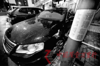 ■电线杆上贴着“上岛咖啡专用车位”标识 见习记者 陈梦泽 摄