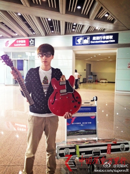 图:刘韬的GibsonES335电吉他在托运时被损坏 图:刘韬的GibsonES335电吉他在托运时被损坏