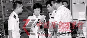 昨日,市食品药品监督管理局执法人员查处安利的不合格产品。图/记者张轶 实习生宋汉涛 昨日,市食品药品监督管理局执法人员查处安利的不合格产品。图/记者张轶 实习生宋汉涛