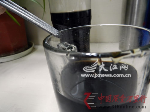 浸泡后,铁钉锈迹全无。 浸泡后,铁钉锈迹全无。