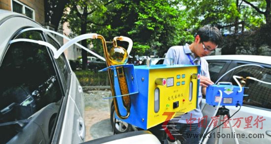 中国测试技术研究院室内环境检测站的工作人员检测车内有害气体 中国测试技术研究院室内环境检测站的工作人员检测车内有害气体