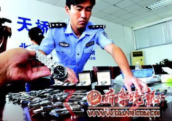 警方查获的各种假冒国际知名品牌的手表。 本报记者 徐延春 摄 警方查获的各种假冒国际知名品牌的手表。 本报记者 徐延春 摄