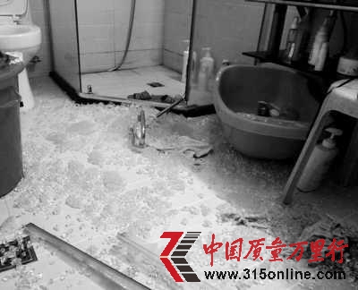 浴室玻璃门爆裂。 浴室玻璃门爆裂。