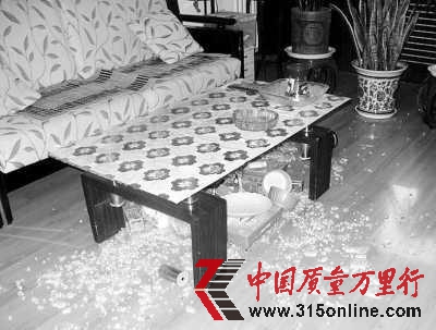 茶几底层玻璃自爆。 茶几底层玻璃自爆。