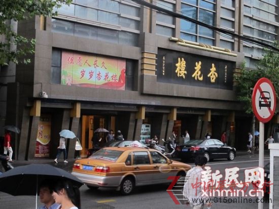 天公虽然不作美,但门店前的“月饼黄牛”数量仍是不少。新民网记者朱正炎 现场回传