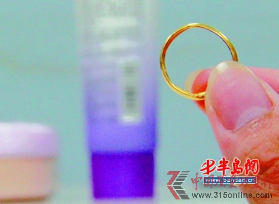 化妆品中含汞,可能是导致金戒指出现白斑的原因。 化妆品中含汞,可能是导致金戒指出现白斑的原因。