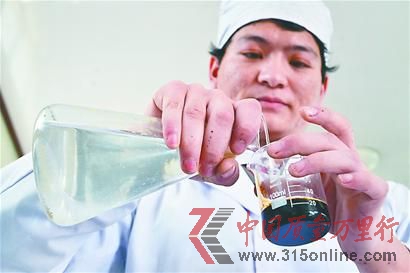 将26克焦糖色添加剂稀释成液体,倒入盐水三角瓶中,搅拌均匀。