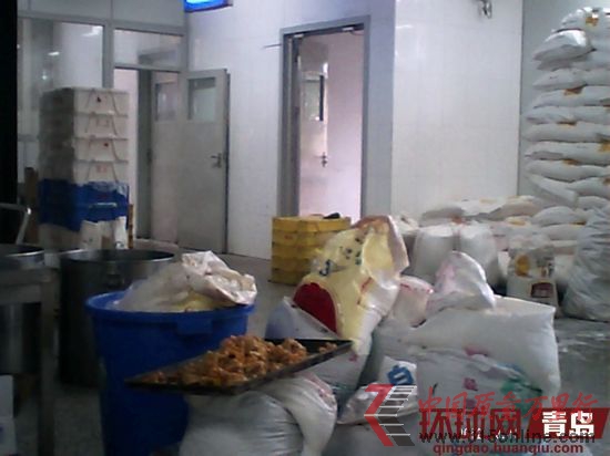 月饼制作车间原料随便摆放 月饼制作车间原料随便摆放