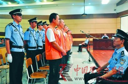 □“地沟油”销售案11名被告人均来自河南两家油脂企业。 □“地沟油”销售案11名被告人均来自河南两家油脂企业。