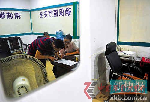 ■广州白云区钟落潭镇惠德医疗门诊部行政部门负责人林亚荣正在接受当地劳动监察部门的询问。 新快报记者孙毅/摄 ■广州白云区钟落潭镇惠德医疗门诊部行政部门负责人林亚荣正在接受当地劳动监察部门的询问。 新快报记者孙毅/摄