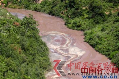 懈司村附近的山沟成了香江万基的天然尾矿库,不仅污染环境,更存在巨大安全隐患。 懈司村附近的山沟成了香江万基的天然尾矿库,不仅污染环境,更存在巨大安全隐患。