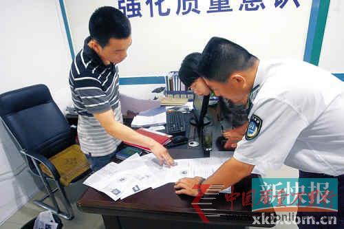 ■8月30日,广州白云区钟落谭镇惠德医疗门诊部再次接受卫生监督部门的检查,当场查出部分无执业资格的医护人员。新快报记者曾泓/摄 ■8月30日,广州白云区钟落谭镇惠德医疗门诊部再次接受卫生监督部门的检查,当场查出部分无执业资格的医护人员。新快报记者曾泓/摄