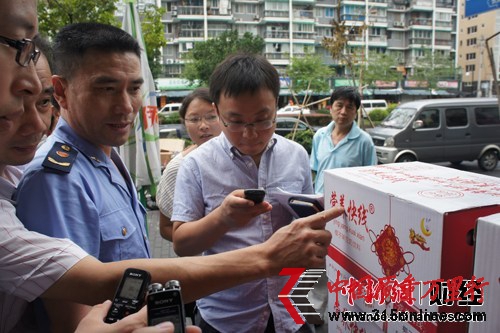 工商执法人员依法对山寨产品进行查扣。中新网 秦辰摄 工商执法人员依法对山寨产品进行查扣。中新网 秦辰摄