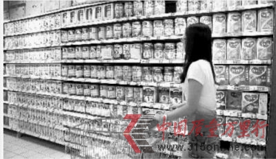 9月2日下午,长沙市芙蓉路家乐福超市,正在采购婴幼儿奶粉的家长们。实习生 唐俊 摄