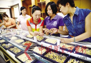 连日来,黄金价格出现惯性上涨,市民的投资情绪也随之升高。 连日来,黄金价格出现惯性上涨,市民的投资情绪也随之升高。