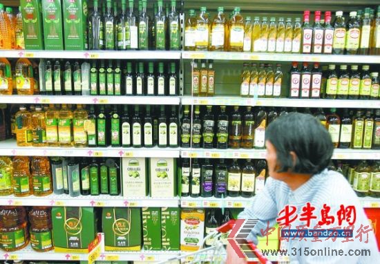 宁夏路一超市内,各式各样的橄榄油让市民眼花缭乱。