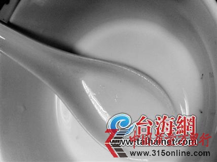 牛奶倒到碗里后发现了虫子 牛奶倒到碗里后发现了虫子