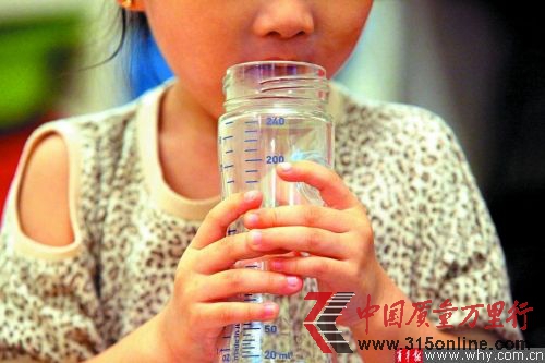 比起刻度问题,奶瓶的质量问题更重要。本报记者 杨磊 摄 比起刻度问题,奶瓶的质量问题更重要。本报记者 杨磊 摄