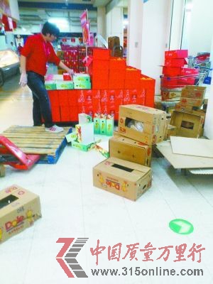 空纸箱随意扔在地上 空纸箱随意扔在地上