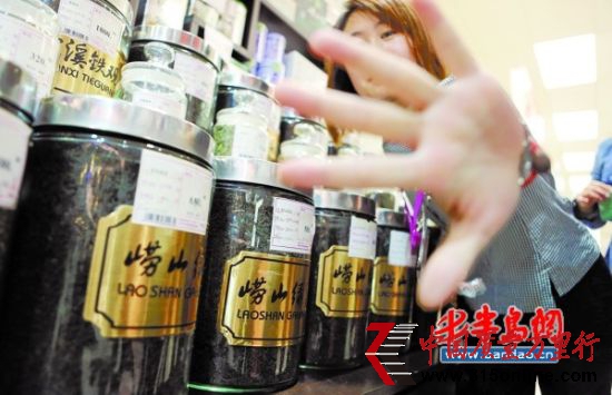佳世客内,崂山茶卖场销售员阻止记者拍照。