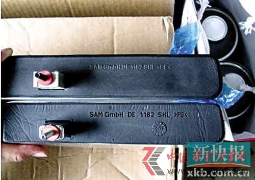 图片上方为正品进口行李架配件,下方为胡先生购买的行李架配件,两者多处细节不同。 受访者供图