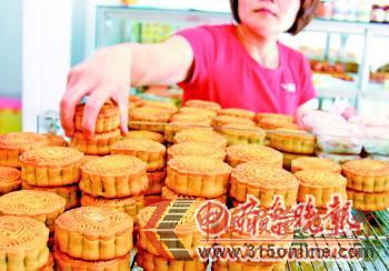 街头许多小店销售的月饼没有生产日期等信息。本报记者 邹俊美 摄 街头许多小店销售的月饼没有生产日期等信息。本报记者 邹俊美 摄