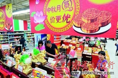 执法人员建议消费者,要到信誉度高、进货把关严格、经营时间较长的大超市、大商场购买月饼。 丁玎 摄 执法人员建议消费者,要到信誉度高、进货把关严格、经营时间较长的大超市、大商场购买月饼。 丁玎 摄