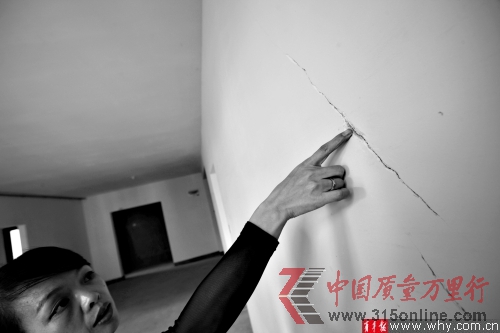 陈小姐在拿到钥匙验房后才发现,房屋墙壁存在多处裂缝。本版摄影记者丁嘉 陈小姐在拿到钥匙验房后才发现,房屋墙壁存在多处裂缝。本版摄影记者丁嘉