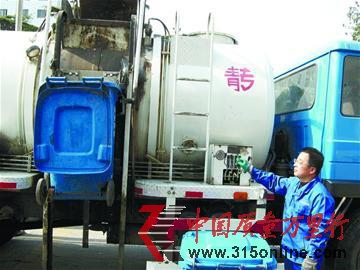 中型酒店卖泔水一年赚20万高利润致地沟油回流