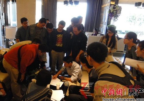 多名业主在他们拟定的《关于国风美唐业主维权问题的说明》上签名。 多名业主在他们拟定的《关于国风美唐业主维权问题的说明》上签名。