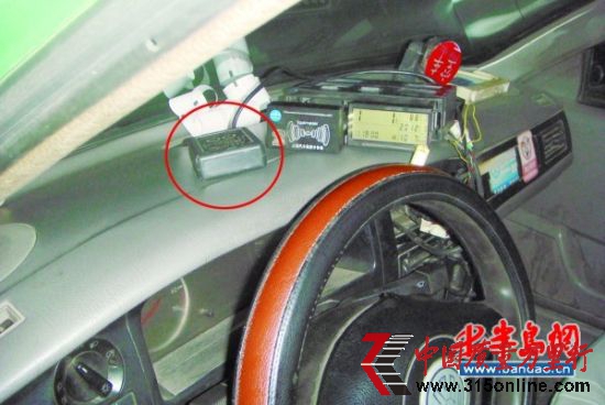 红圈内为连接在计价器上的汽车信号发生器(俗称