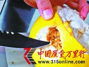 图为家乐福买到的长蛆柚子。重庆晨报记者 许恢毅 摄