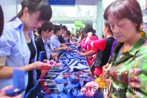10月21日,销售人员正在展台前向顾客兜售“慕斯梵”水晶。 早报记者 杨一 图 10月21日,销售人员正在展台前向顾客兜售“慕斯梵”水晶。 早报记者 杨一 图