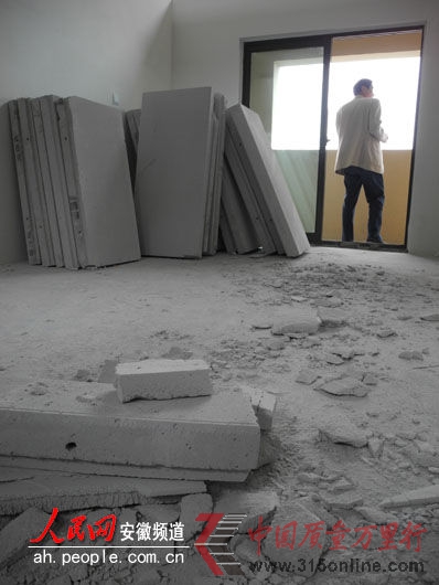 业主们的心就像这些板材一样,碎了一地。 业主们的心就像这些板材一样,碎了一地。