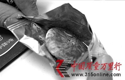 无花果干内现活虫。读者供图