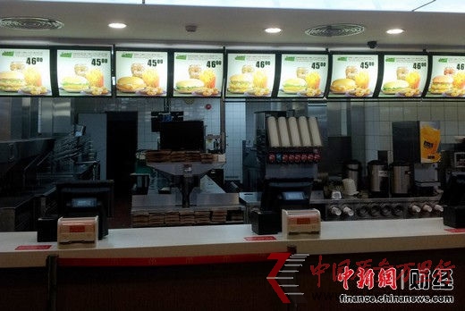 广州中国进出口商品交易会展馆地下的麦当劳餐厅里所有用于标示出售餐品的灯箱上只标出了售价45、46元的A、B、C、D四种套餐以及几种甜品,却未提及其他销售单品的价格。 中新网 王槊摄