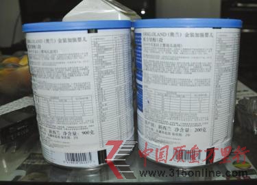 刘先生之前买的奶粉和近日买的奶粉白标对比。 刘先生之前买的奶粉和近日买的奶粉白标对比。