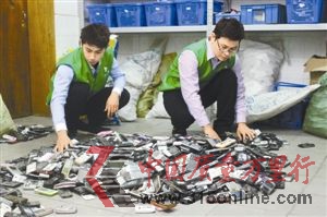 华强北一回收点人员在整理收到的废旧手机。