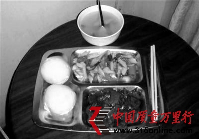 9月7日,湖南衡阳江口镇,家长们打听试验的事。新京报记者 黄玉浩 摄