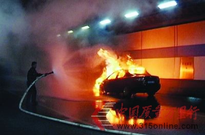 正在燃烧的轿车。吴胜 摄