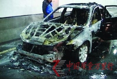 烧成空壳的轿车。吴胜 摄
