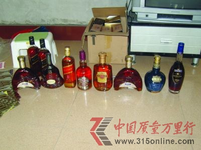 被查获的各种假酒。转自扬子晚报