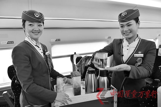 京广高铁乘务员提供茶水