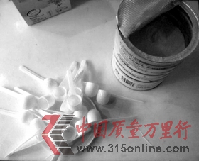 1月2日,长沙市花桥小区,谭女士家中桌上摆放着刚买回来的一罐奶粉,以及从奶粉罐里拿出的18只勺子。图/谭女士提供 1月2日,长沙市花桥小区,谭女士家中桌上摆放着刚买回来的一罐奶粉,以及从奶粉罐里拿出的18只勺子。图/谭女士提供