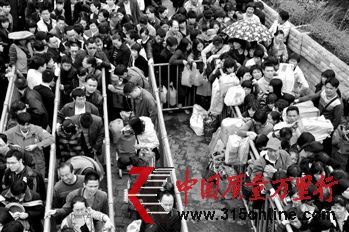 深圳中英街门口出关处的人龙犹如春运,人们手中提的最多的就是婴儿用品,不少人手中提着好几罐奶粉,甚至成箱购买。IC