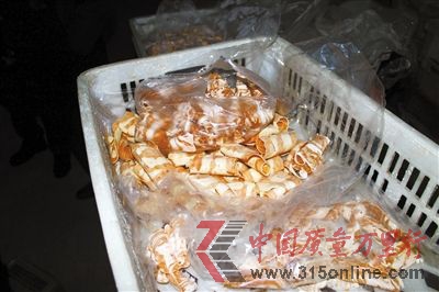 在原料中非法添加保水剂、黏合剂、染色剂。原料加工成“牛肉”产品批发价20多元一斤,加工成“羊肉卷”批发价为10元一斤。